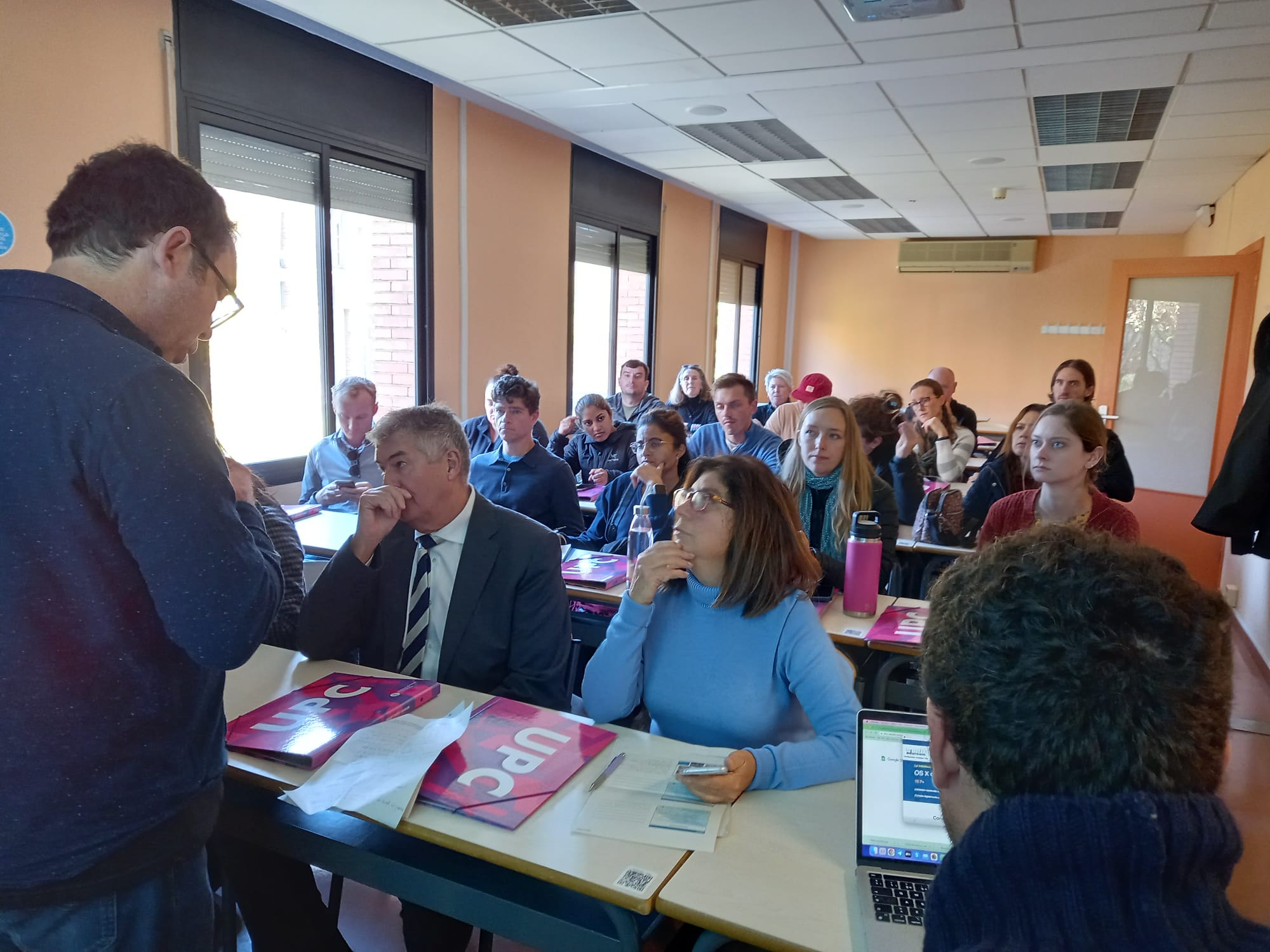Trobada amb estudiantat dels EUA a la jornada sobre “Sostenibilitat i béns comuns: el cas de la remunicipalització de l’Aigua a Terrassa”