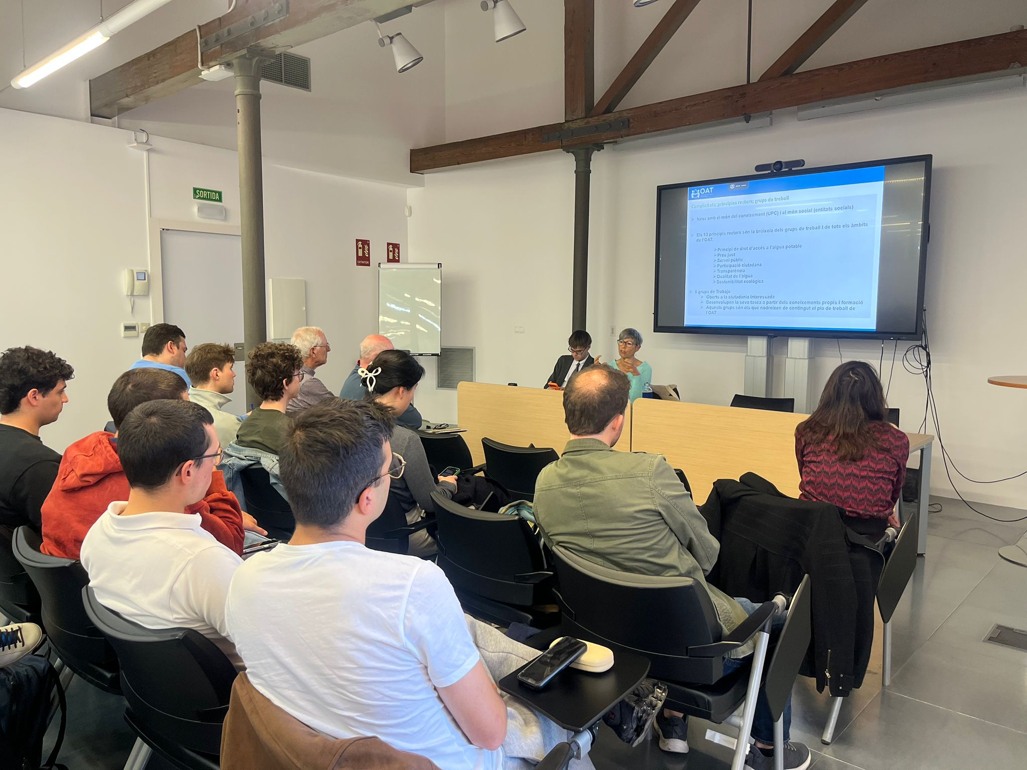El passat 14 d’abril, una representació de l’OAT va participar en una matinal de treball on es va tractar sobre la creació de Observatori de l’aigua de Terrassa, davant d’un grup de 30 estudiants de la Facultat de Geografia i Història de la Universitat de Barcelona – Departament Geografia, i el professor agregat Dr. Albert Santasusagna Riu, Coordinador del Màster Universitari en Planificació Territorial i Gestió Ambiental.
